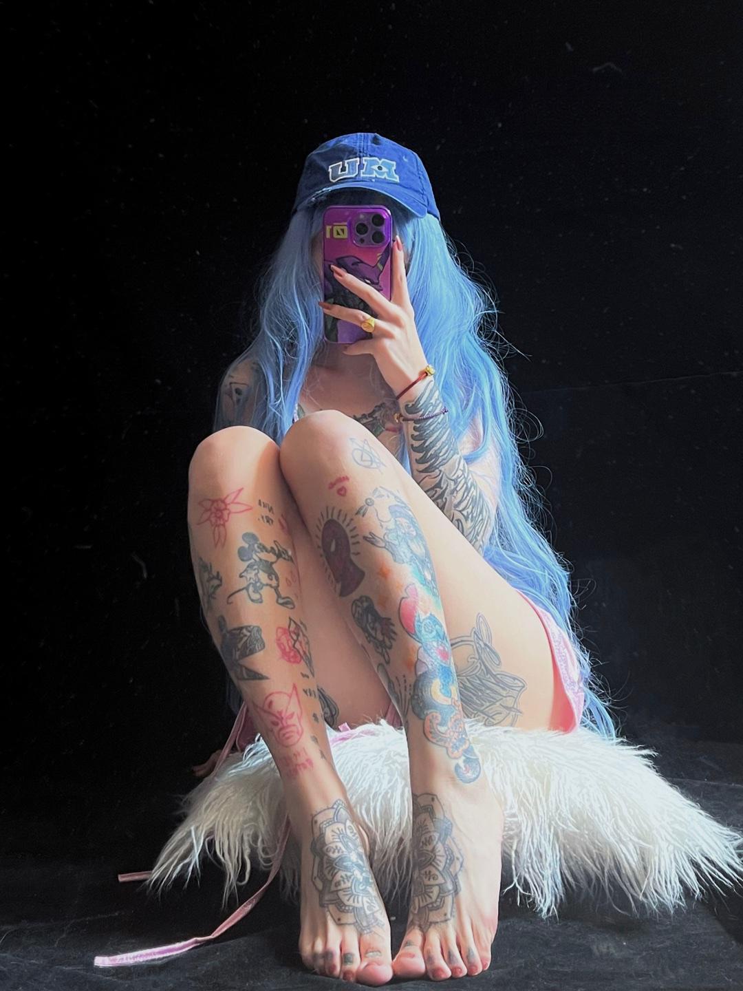 卡通百科老王 – 蓝发肉腿裸足【22P】